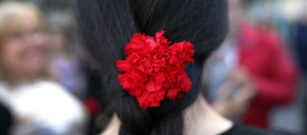 Jovem usa um cravo nos cabelos durante a celebração dos 40 anos da Revolução dos Cravos - Sputnik Brasil