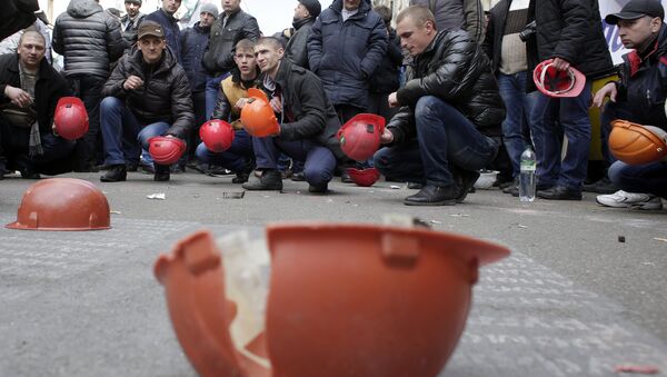 Ukrainian coal miners protest outside the president's office in Kiev - Sputnik Brasil