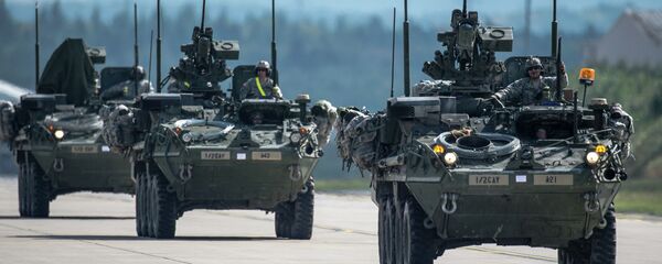 US Army Stryker infantry carrier vehicles convoy - Sputnik Brasil
