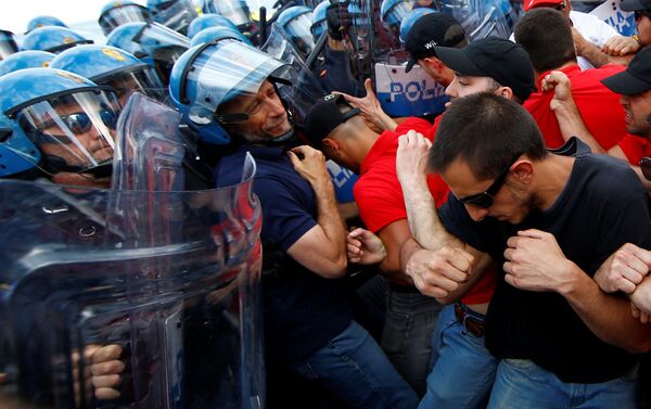 Protestos contra G7 terminam em confronto na Itália - Sputnik Brasil