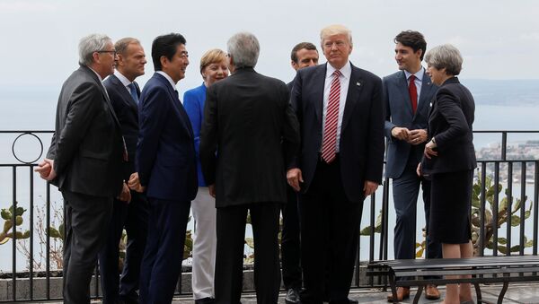 U.S. President Donald Trump gathers with (L-R) European Commission President Jean-Claude Juncker, European Council President Donald Tusk, Japanese Prime Minister Shinzo Abe, German Chancellor Angela Merkel, Italian Prime Minister Paolo Gentiloni, French President Emmanuel Macron, Canadian Prime Minister Justin Trudeau and Britain’s Prime Minister Theresa May as they attend the G7 Summit in Taormina, Sicily, Italy, May 26, 2017. - Sputnik Brasil