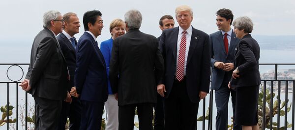 Presidente dos EUA, Donald Trump, conversa  como presidente da Comissão Europeia, Jean-Claude Juncker, presidente do Conselho Europeu, Donald Tusk, primeiro-ministro do Japão, Shinzo Abe, premiê alemã, Angela Merkel, premiê italiano, Paolo Gentiloni, presidente da França, Emmanuel Macron, premiê do Canadá, Justin Trudeau e premiê britânica, Theresa May, durante a cúpula do G7 em Taormina, na Itália - Sputnik Brasil