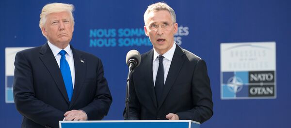 O secretário-geral da OTAN, Jens Stoltenberg, e o presidente dos EUA, Donald Trump, durante uma reunião dos líderes dos países-membros da Aliança em Bruxelas, em 25 de maio de 2017 - Sputnik Brasil