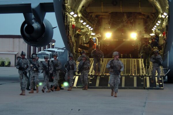 Soldados do 2º Pelotão, Alpha Company, 1-27 Divisão de Infantaria, assumem um perímetro de segurança como dois veículos de transporte de infantaria M1126 Stryker na Base Aérea de Daegu, Coreia do Sul - Sputnik Brasil