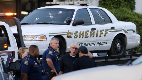 An East Baton Rouge Sheriff vehicle is seen with bullet holes in its windows near the scene where police officers were shot, in Baton Rouge, Louisiana, U.S. July 17, 2016. - Sputnik Brasil