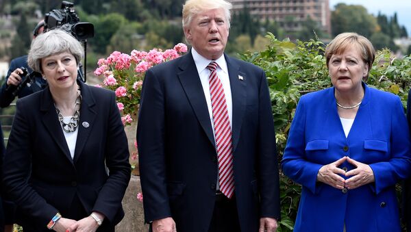 A primeira-ministra britânica, Theresa May, o presidente dos EUA, Donald Trump, e a chanceler alemã, Angela Merkel, durante a Cúpula do G7 em Taormina, Sicília, Itália, 26 de maio de 2017. - Sputnik Brasil
