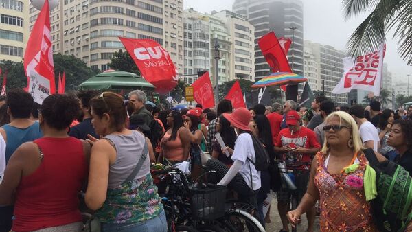 Manifestantes concentrados na praia de Copacabana em ato por eleições diretas - Sputnik Brasil