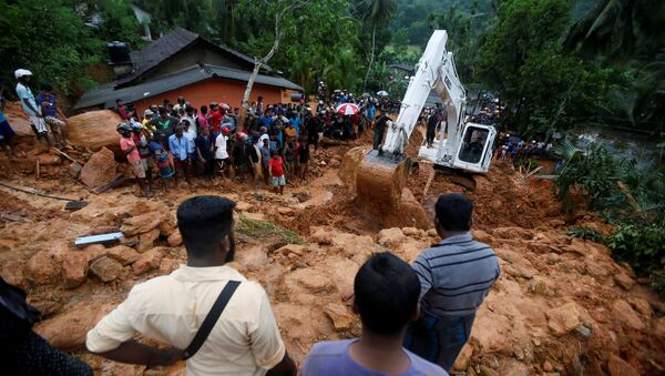 People gather during a rescue mission at the site of a landslide in Bellana village in Kalutara, Sri Lanka May 26, 2017 - Sputnik Brasil