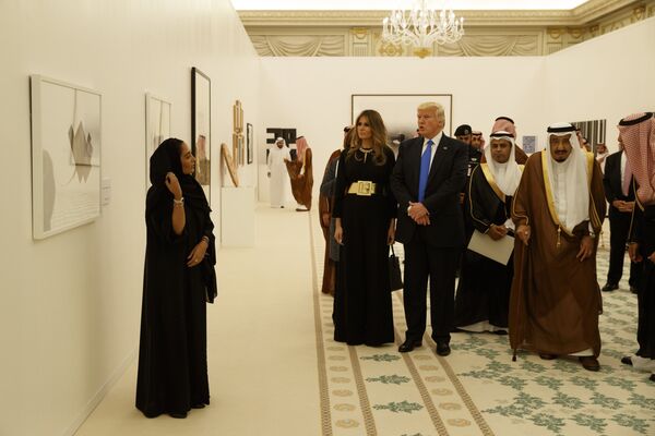 O presidente dos EUA, Donald Trump, com sua esposa Melania e o rei da Arábia Saudita, Salman bin Abdulaziz Al Saud, durante uma exposição de arte contemporânea em Riad - Sputnik Brasil