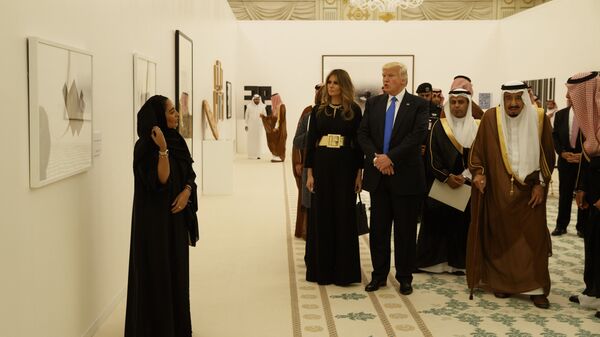 O presidente dos EUA, Donald Trump, com sua esposa, Melania Trump, e o rei da Arábia Saudita, Salman bin Abdulaziz Al Saud, durante uma exposição de arte contemporânea em Riad - Sputnik Brasil