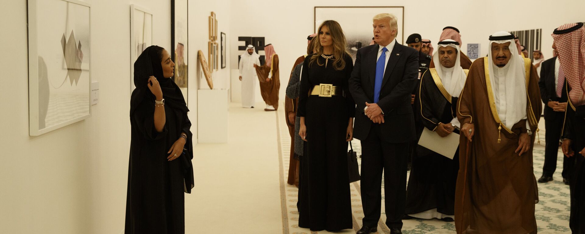 O presidente dos EUA, Donald Trump, com sua esposa, Melania Trump, e o rei da Arábia Saudita, Salman bin Abdulaziz Al Saud, durante uma exposição de arte contemporânea em Riad - Sputnik Brasil, 1920, 08.05.2025