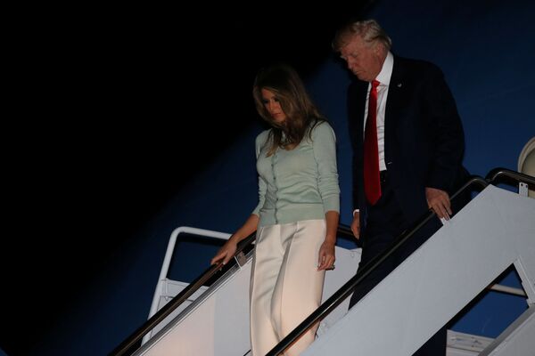 O presidente dos EUA, Donald Trump, com sua esposa Melania, desceram do avião presidencial depois do fim da sua primeira viagem internacional oficial - Sputnik Brasil