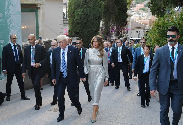 O presidente dos EUA Donald Trump, com sua esposa Melania, na Sicília durante sua viagem oficial ao estrangeiro - Sputnik Brasil
