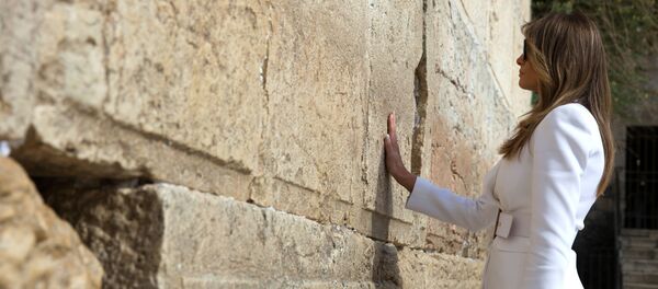 A primeira-dama dos EUA, Melania Trump, perto do Muro das Lamentações em Jerusalém - Sputnik Brasil