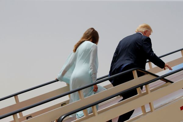 O presidente dos EUA Donald Trump, com sua esposa Melania, durante o embarque no seu avião - Sputnik Brasil
