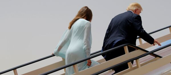 O presidente dos EUA Donald Trump, com sua esposa Melania, durante o embarque no seu avião - Sputnik Brasil