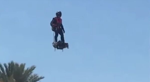 De Volta para o Futuro: homem dirige skate voador único - Sputnik Brasil