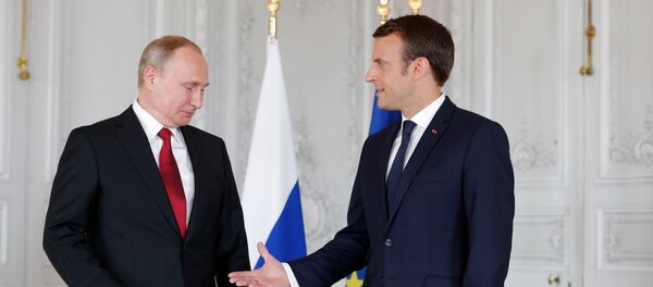 Vladimir Putin, presidente da Rússia, em encontro com o presidente francês, Emmanuel Macron, em Versailles - Sputnik Brasil