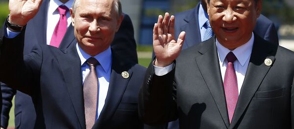 Presidentes Vladimir Putin e Xi Jingping acenam durante evento em Pequim Presidentes Vladimir Putin e Xi Jingping acenam durante evento em Pequim - Sputnik Brasil
