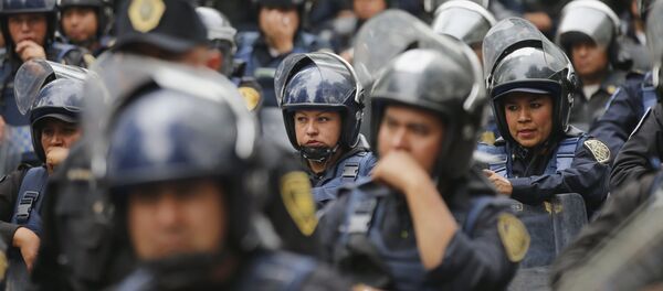 Federal police officers stand guard near Los Pinos in Mexico City - Sputnik Brasil