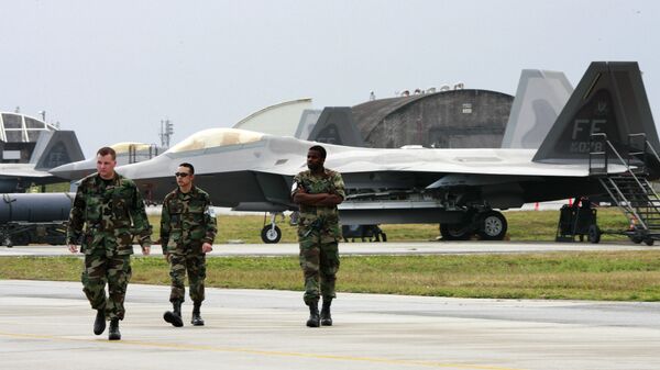Militares norte-americanos junto a caças F-22A Raptor da Força Aérea dos EUA na base militar estadunidense, na ilha de Okinawa, Japão (foto de arquivo) - Sputnik Brasil