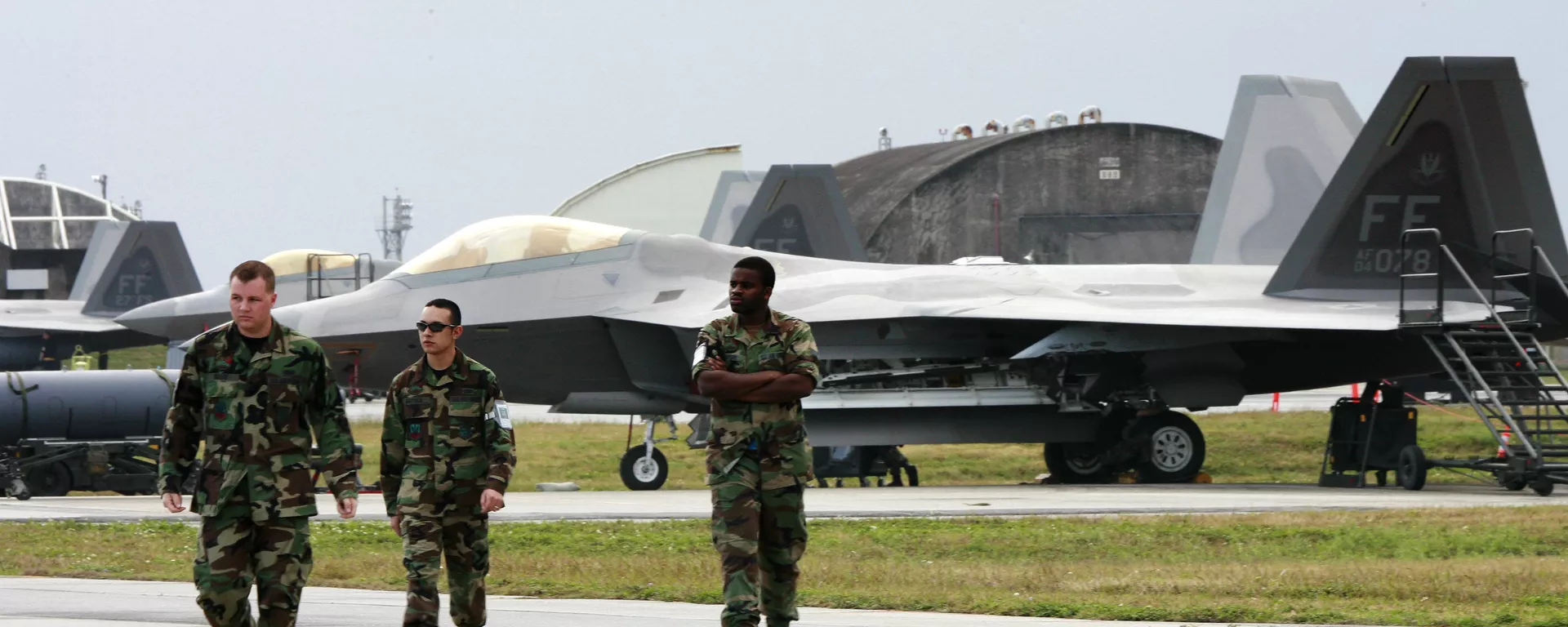 Militares norte-americanos junto a caças F-22A Raptor da Força Aérea dos EUA na base militar estadunidense, na ilha de Okinawa, Japão - Sputnik Brasil, 1920, 07.03.2025