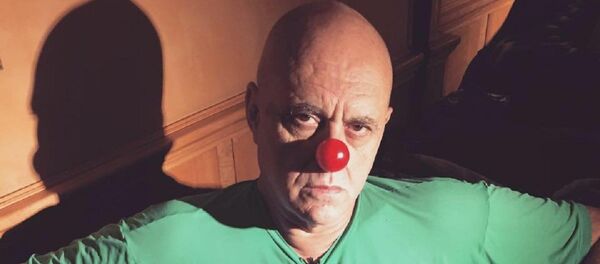 Empresário Oscar Maroni usa um nariz de palhaço para protestar contra a classe política brasileira - Sputnik Brasil