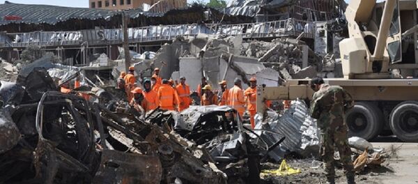 Equipes de resgate trabalham no local da explosão em Cabul, em 31 de maio de 2017 - Sputnik Brasil