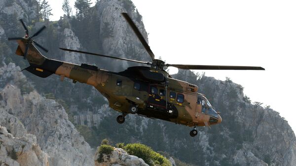 Helicóptero Cougar do Exército da Turquia sobrevoa a cidade de Cirênia, no norte do Chipre (arquivo) - Sputnik Brasil