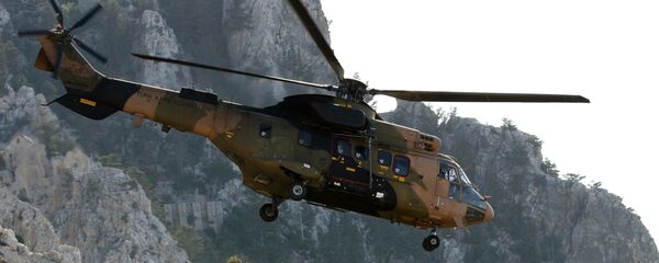 Helicóptero Cougar do Exército da Turquia sobrevoa a cidade de Cirênia, no norte do Chipre (arquivo) - Sputnik Brasil