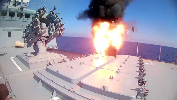 Fragata Almirante Essen dispara mísseis de cruzeiro Kalibr contra instalações do Daesh nos arredores de Palmira, na Síria - Sputnik Brasil