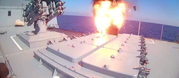 Fragata Admiral Essen dispara mísseis de cruzeiro Kalibr contra instalações do Daesh na Síria - Sputnik Brasil