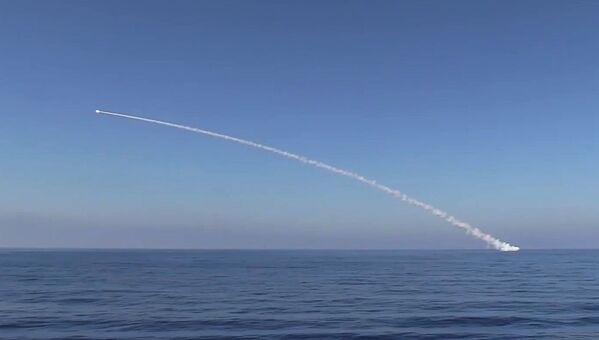 Подводная лодка Краснодар ВМФ РФ запускает крылатую ракету Калибр по объектам Исламского государства (ИГ, запрещена в РФ) в районе Пальмиры - Sputnik Brasil