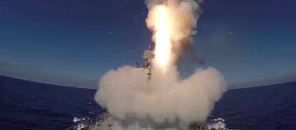 Fragata Admiral Essen dispara mísseis de cruzeiro contra as posições do Daesh - Sputnik Brasil