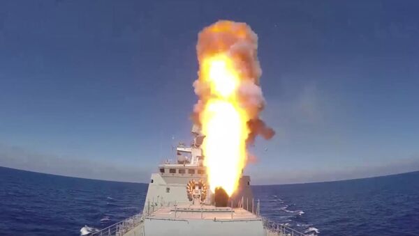 Marinha da Rússia dispara mísseis de cruzeiro Kalibr contra as posições do Daesh na Síria - Sputnik Brasil