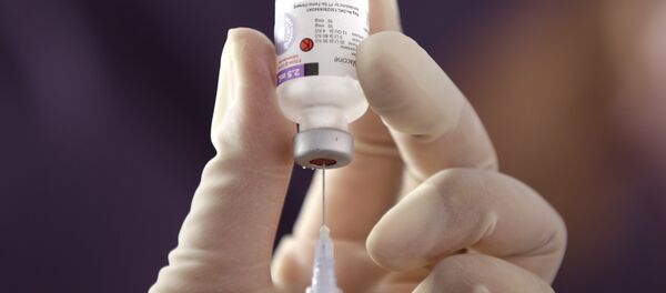 A health official prepares a vaccine injection during a revaccination program for children who were earlier given fake vaccines - Sputnik Brasil