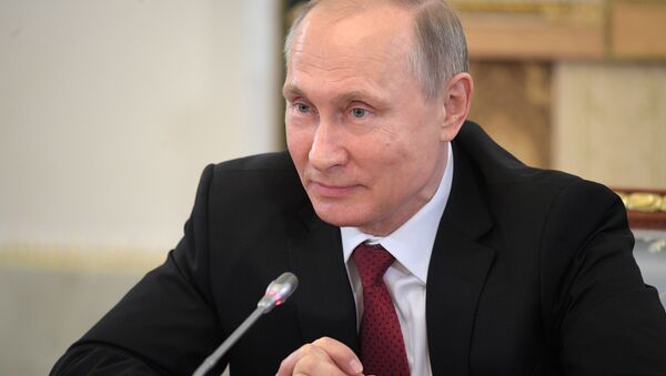 Vladimir Putin, presidente da Rússia, responde às perguntas dos jornalistas internacionais por ocasião da abertura do Fórum Econômico Internacional de São Petersburgo 2017, 1 de junho de 2017 - Sputnik Brasil