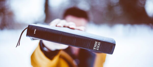 Um homem com uma Bíblia - Sputnik Brasil