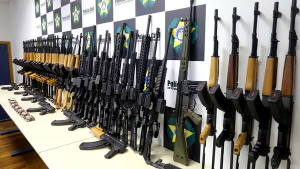 Fuzis apreendidos pela polícia do Rio de Janeiro - Sputnik Brasil