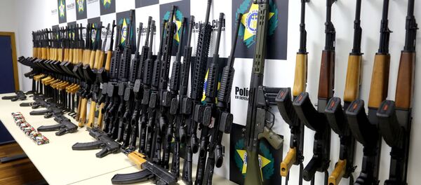 Fuzis apreendidos pela polícia do Rio de Janeiro Fuzis apreendidos pela polícia do Rio de Janeiro - Sputnik Brasil