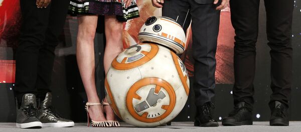 O robô BB-8 posando com atores e diretor durante conferência de imprensa do filme Star Wars: O Despertar da Força O robô BB-8 posando com atores e diretor durante conferência de imprensa do filme Star Wars: O Despertar da Força - Sputnik Brasil