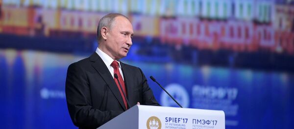 O presidente Vladimir Putin discursa no Fórum Econômico Internacional de São Petersburgo (SPIEF), 2 de junho de 2017 - Sputnik Brasil
