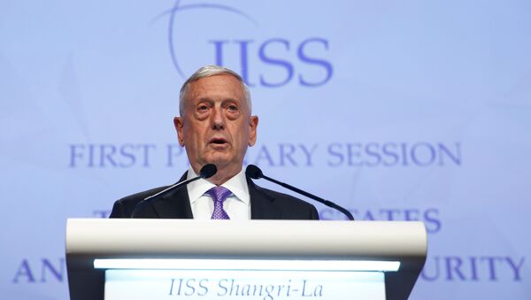 O secretário de Defesa dos EUA, James Mattis, fala no 16º Congresso IISS Shangri-La em Singapura. - Sputnik Brasil