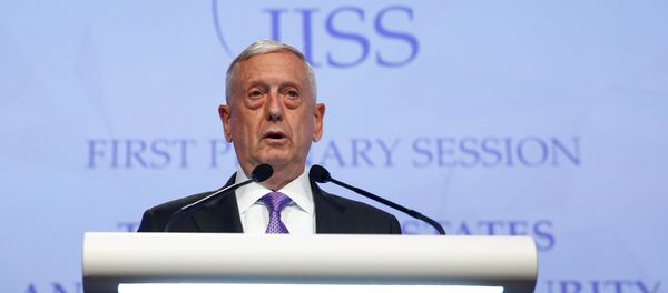 O secretário de Defesa dos EUA, James Mattis, fala no 16º Congresso IISS Shangri-La em Singapura. - Sputnik Brasil