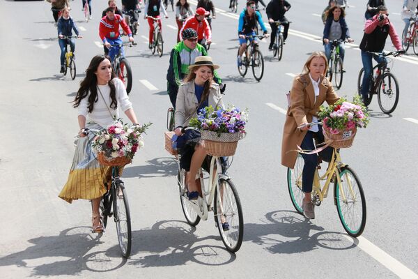 Participantes da 5ª Parada Nacional de Bicicletas em Moscou - Sputnik Brasil