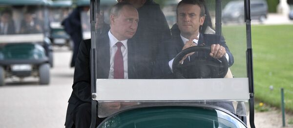 O presidente russo, Vladimir Putin, e seu homólogo francês, Emmanuel Macron, antes da visita à exposição “Pedro I. Czar na França. Ano de 1717” no Palácio de Versalhes, em Paris. - Sputnik Brasil