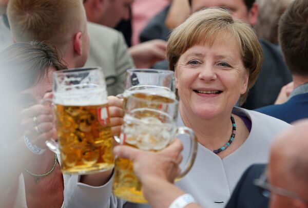 A chanceler alemã Angela Merkel prova cerveja durante o festival Trudering em Munique - Sputnik Brasil