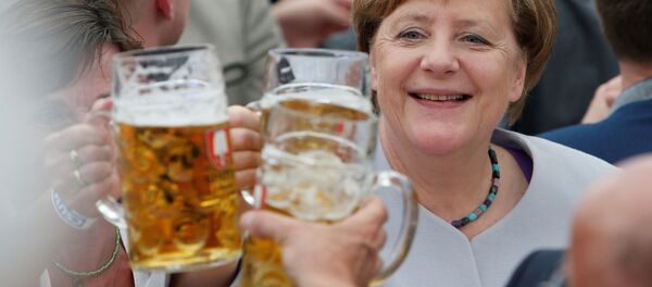 A chanceler alemã Angela Merkel prova cerveja durante o festival Trudering em Munique - Sputnik Brasil