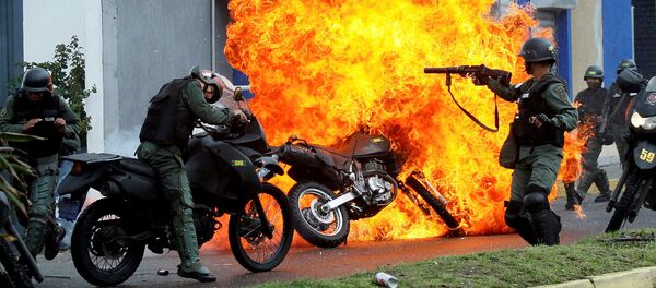 Uma patrulha de policiais durante os confrontos com manifestantes de oposição em San Cristobal, na Venezuela. - Sputnik Brasil