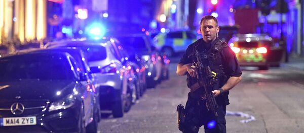 An armed police stands on Borough High Street as police are dealing with an incident on London Bridge in London, Saturday, June 3, 2017. - Sputnik Brasil